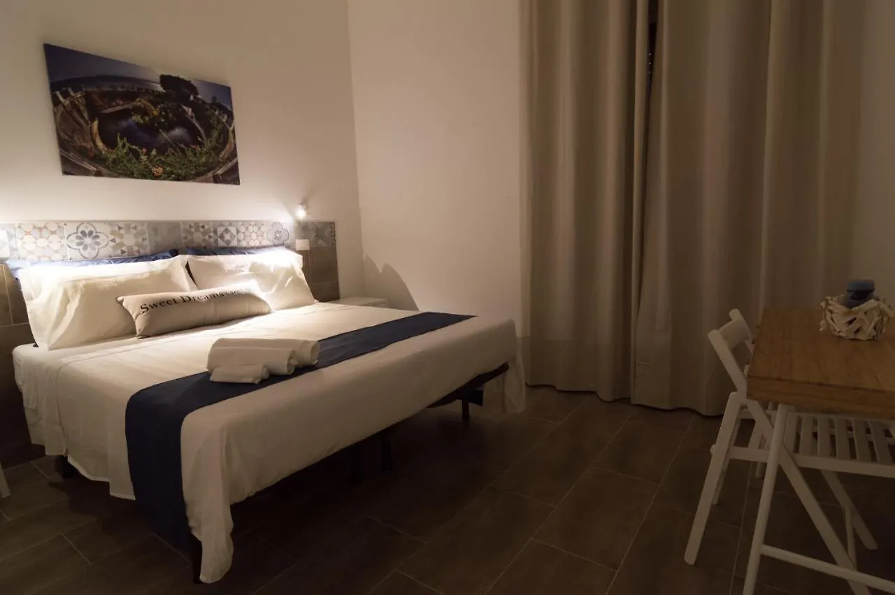 Raudino Rooms Syracuse 0*,